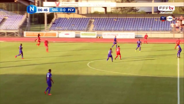 Très bon centre sur le côté mais personne à la réception du ballon.