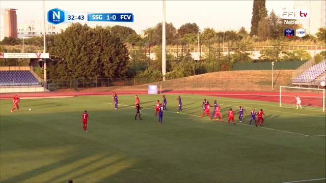 La reprise de la tête passe au dessus des buts de l'Entente.