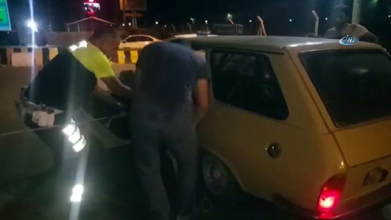 Hayvan pazarından çaldıkları büyükbaş hayvanı otomobille taşırken yakalandılar...Sıkışan hayvanı arabayı yan yatırıp kurtardılar