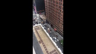 Truk Tabrak Scaffolding di Pusat Kota Manhattan