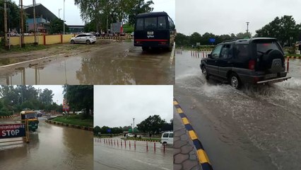 लखनऊ एयरपोर्ट टर्मिनल की सड़कों पर भरा पानी, नाव चलाने जैसे हालात