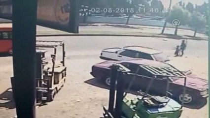 Yola Kaçan Topu Almak İsterken Otomobil Çarptı