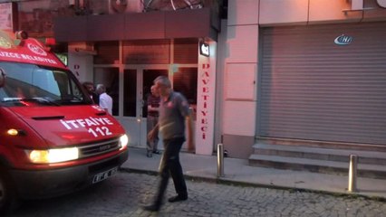 İtfaiye ekipleri bina arasında olan kediyi bulmak için cep telefonundan kedi sesi çaldılar