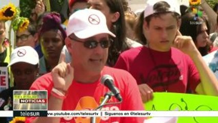 Protestan decenas de personas frente a Asociación Nacional del Rifle