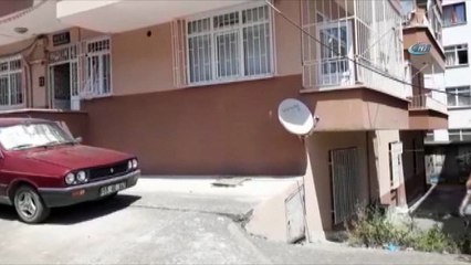 Kendisine yemek getiren annesini bıçakla yaraladı