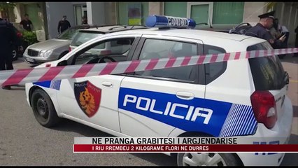 下载视频: Grabiti flori me vlerë të madhe në nje argjendari në Durrës, kapet i riu - News, lajme - Vizion Plus