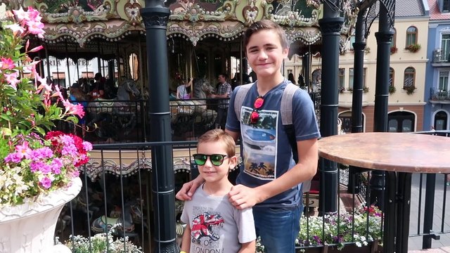 VLOG - DÉCOUVERTE DU PARC D'ATTRACTIONS PHANTASIALAND - On fait le tour du monde en 1 journée !