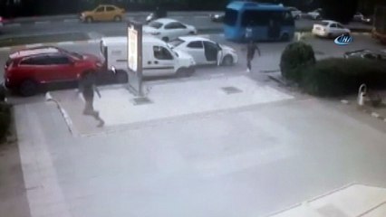 Polisten kaçmaya çalışırken kaza yapan oto hırsızları kamerada