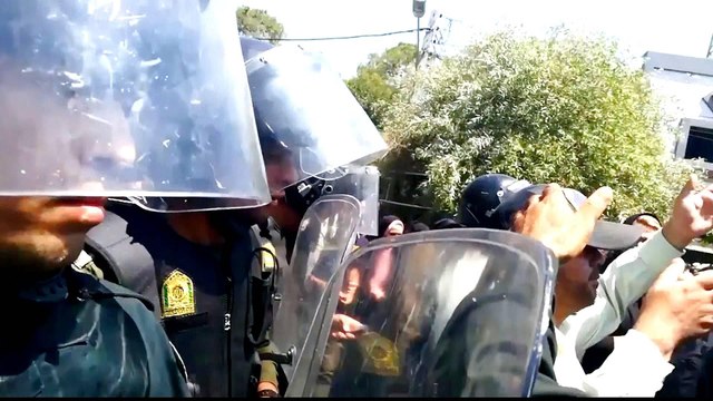 Iranian protesters angry at worsening economy