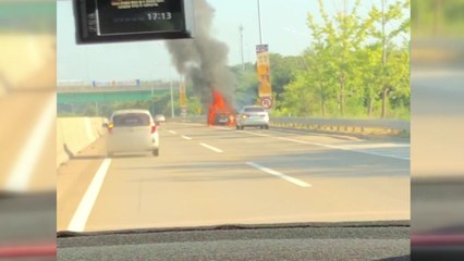 서해안고속도로 춘장대나들목 부근 승용차 화재 / YTN