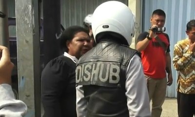 Razia Parkir Liar, Ibu Ini Tak Terima Bannya Dikempiskan