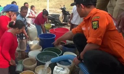 Kekeringan, Warga Sukabumi Antre Air Bersih