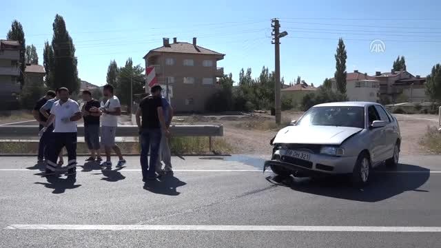 Sivas'ta İki Otomobil Çarpıştı: 3 Yaralı