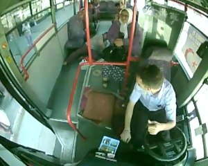 Şoför, Rahatsızlanan Kadın Yolcuya İlk Müdahaleyi Yapıp Hastaneye Götürdü