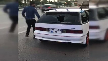 Abartı Egzozlu Aracı Bağlanınca Yumrukla Camlarını Kırdı