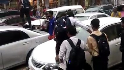 জেব্রা ক্রসিংয়ের উপর গাড়ি থামলে, এভাবে পার হতে হবে।