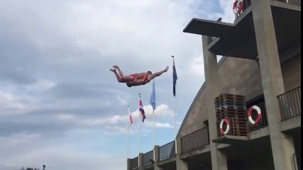 Plongeon en tandem - ils se ratent et font un plat du dos !