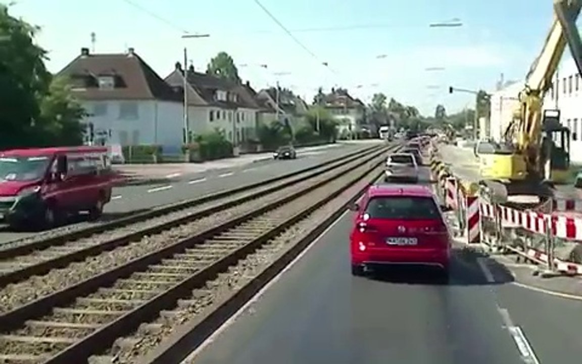 Chute d'une grue sur une voiture, un miracle !