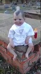 ATERRADOR VIDEO: EL PERTURBADOR MUÑECO VAMPIRO QUE TE SIGUE CON LA MIRADA