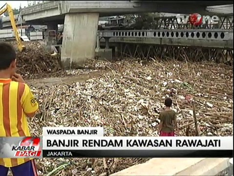 Banjir di Bantaran Ciliwung Sisakan Gunungan Sampah