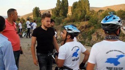 1. Ulusal Van Denizi'ni Pedallıyoruz, etkinliğine katılan sporcular Muradiye Şelalesi’nde kamp kurdu
