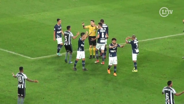 Chama o VAR! Lance polêmico irrita jogadores do Botafogo no Nilton Santos