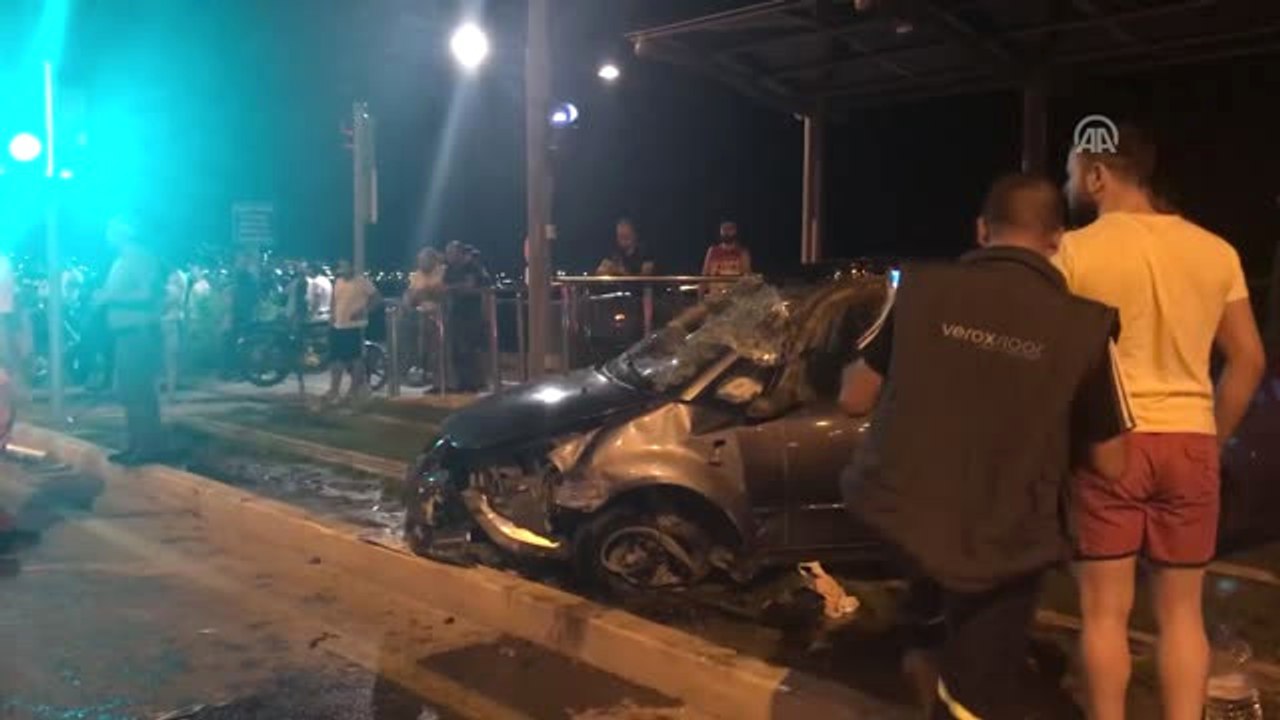 Tramvay Durağına Giren Otomobilin Sürücüsü Yaralandı - İzmir