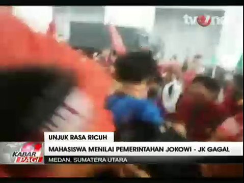 Unjuk Rasa ricuh, Mahasiswa Bentrok dengan Polisi