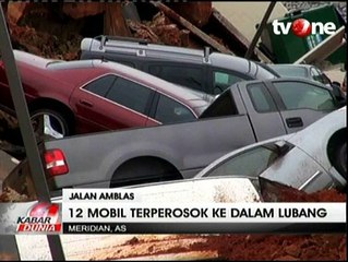 Jalan Ambles di AS, 12 Mobil Terperosok
