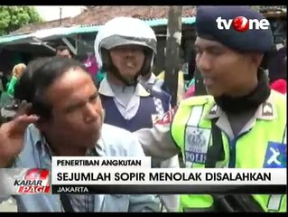 Petugas Tertibkan Angkot Ngetem di Depan Stasiun Tanah Abang