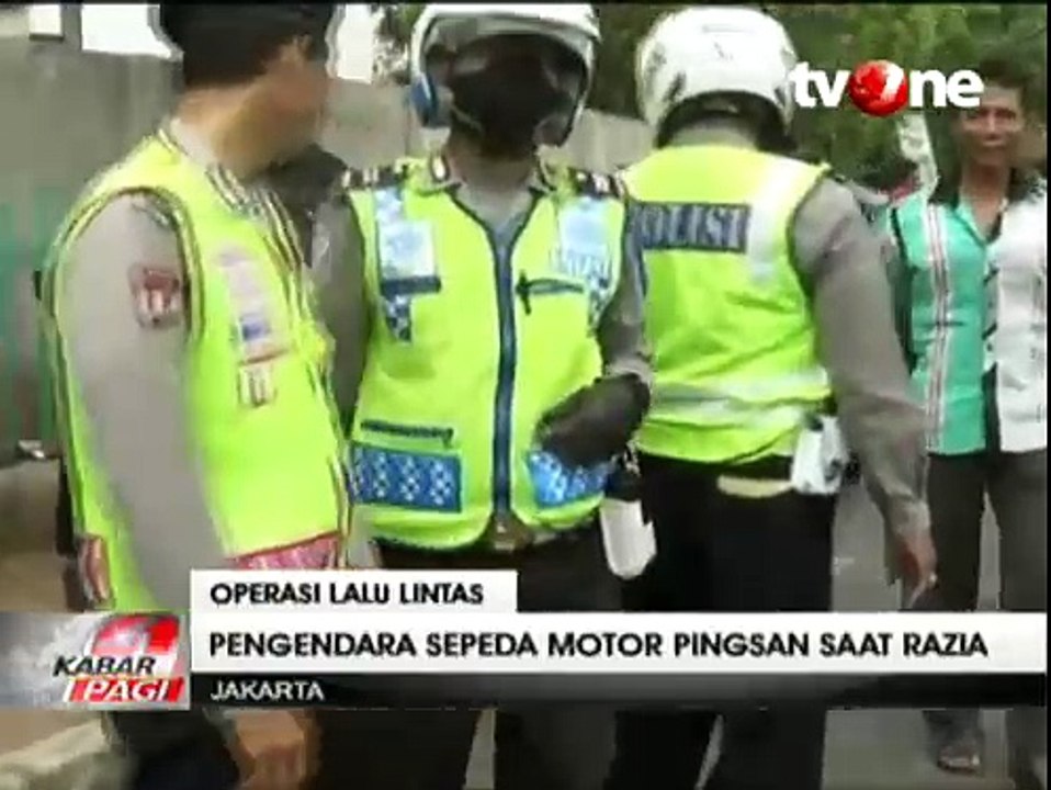 Kena Razia Polisi, Wanita Ini Pingsan di Pinggir Jalan