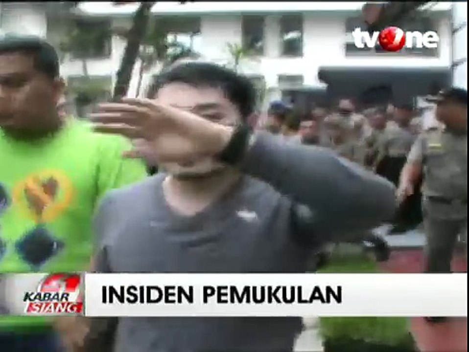 Pukul Wanita di Tengah Unjuk Rasa, Pria Ini Dihajar Demonstran