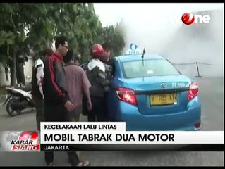 Mobil Mewah Keluarkan Api Usai Tabrak Dua Pengendara Motor