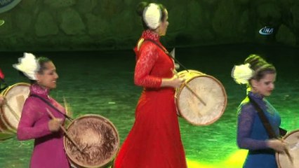 Yabancı konuklar Türk ezgileriyle festivalin kapanışını yaptılar