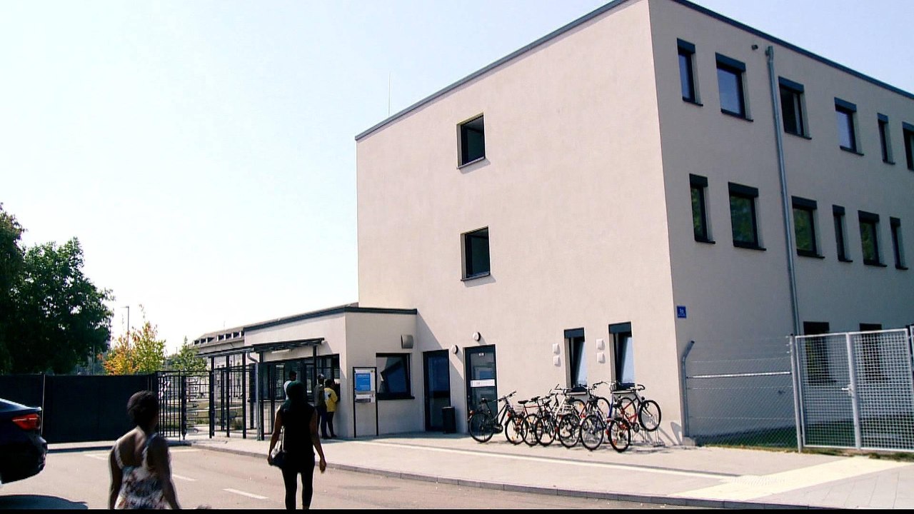 Germany opens refugee 'anchor centres' amid criticism