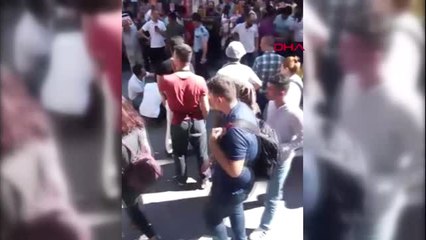 İstanbul Bahçelievler'de Reklam Tabelası Yürüyenlerin Üzerine Düştü 2 Yaralı-2