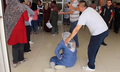 Sınav merkezine sürünerek girdi