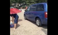 Ce fou conduit sur la plage et manque d'écraser des touristes !