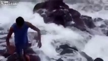 Miraculé - emporté par les vagues dans les rochers !