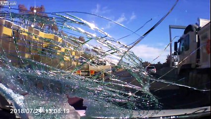 Pare brise détruit sur l'autoroute elle est miraculée !