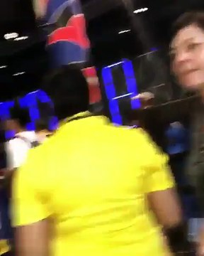 Chelsea'ye transfer olan Jorginho'nun annesi, oğlunun yeni formasını görünce göz yaşlarını tutamadı