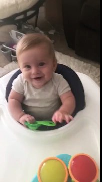 La tête de ce bébé en train de faire caca... LOL