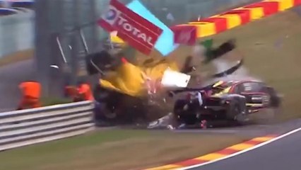 Une Lamborghini percute une cabine de commissaires à pleine vitesse