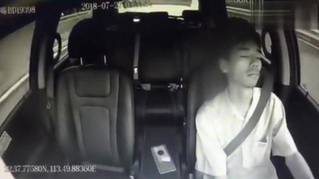 Un homme s'endort au volant de sa voiture alors qu'il est en train de rouler