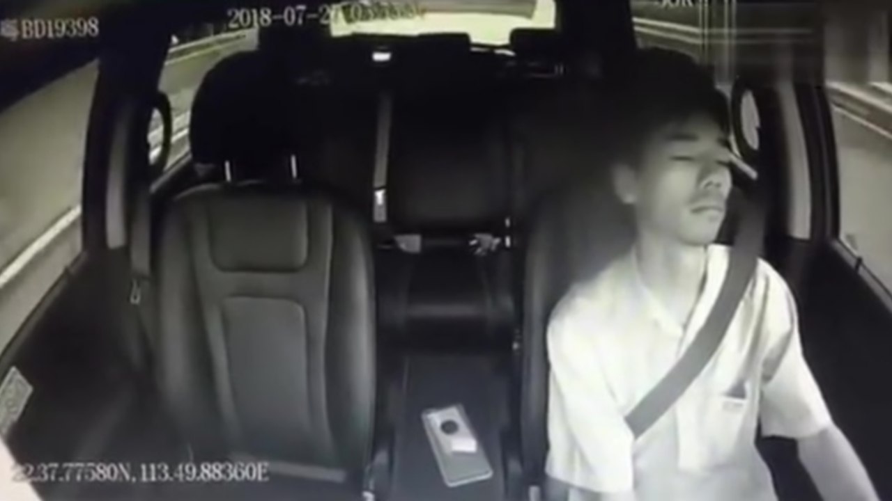 Un homme s'endort au volant de sa voiture alors qu'il est en train de rouler