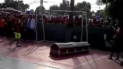 En hommage à leur ami décédé, ils lui font marquer un dernier but