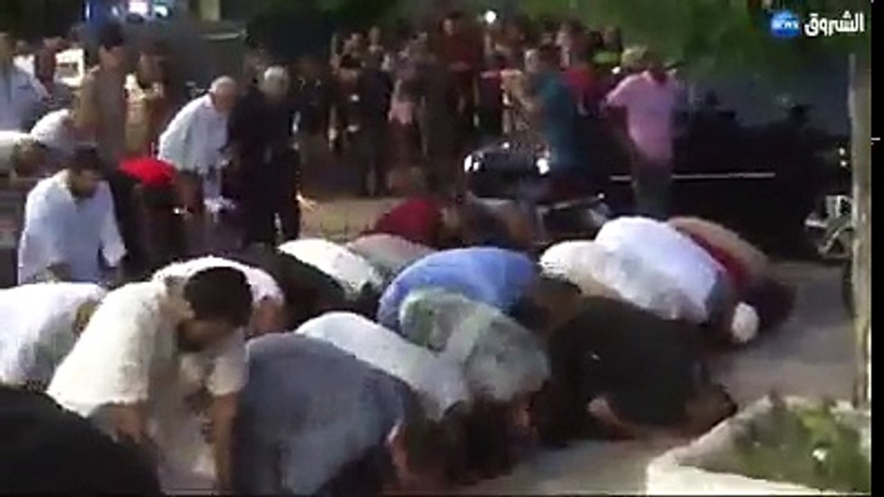 Des habitants de Sidi Bel Abbès prient devant la maison de la culture pour empêcher le lancement du Festival du Raï