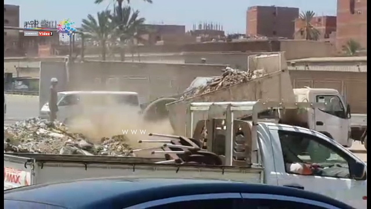 القمامة تتراكم فى شارع مؤسسة الزكاة بالمرج أسفل الدائرى