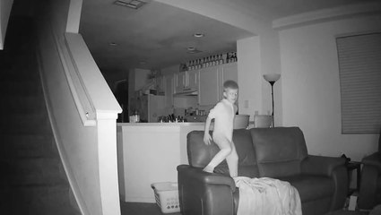Un couple a une surprise en visionnant la caméra de surveillance installée dans son salon