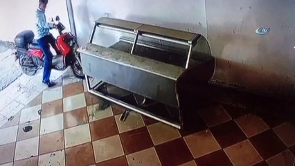 Arkadaşı motosiklet emanet etti, hırsız dakikalarca uğraşıp böyle çaldı